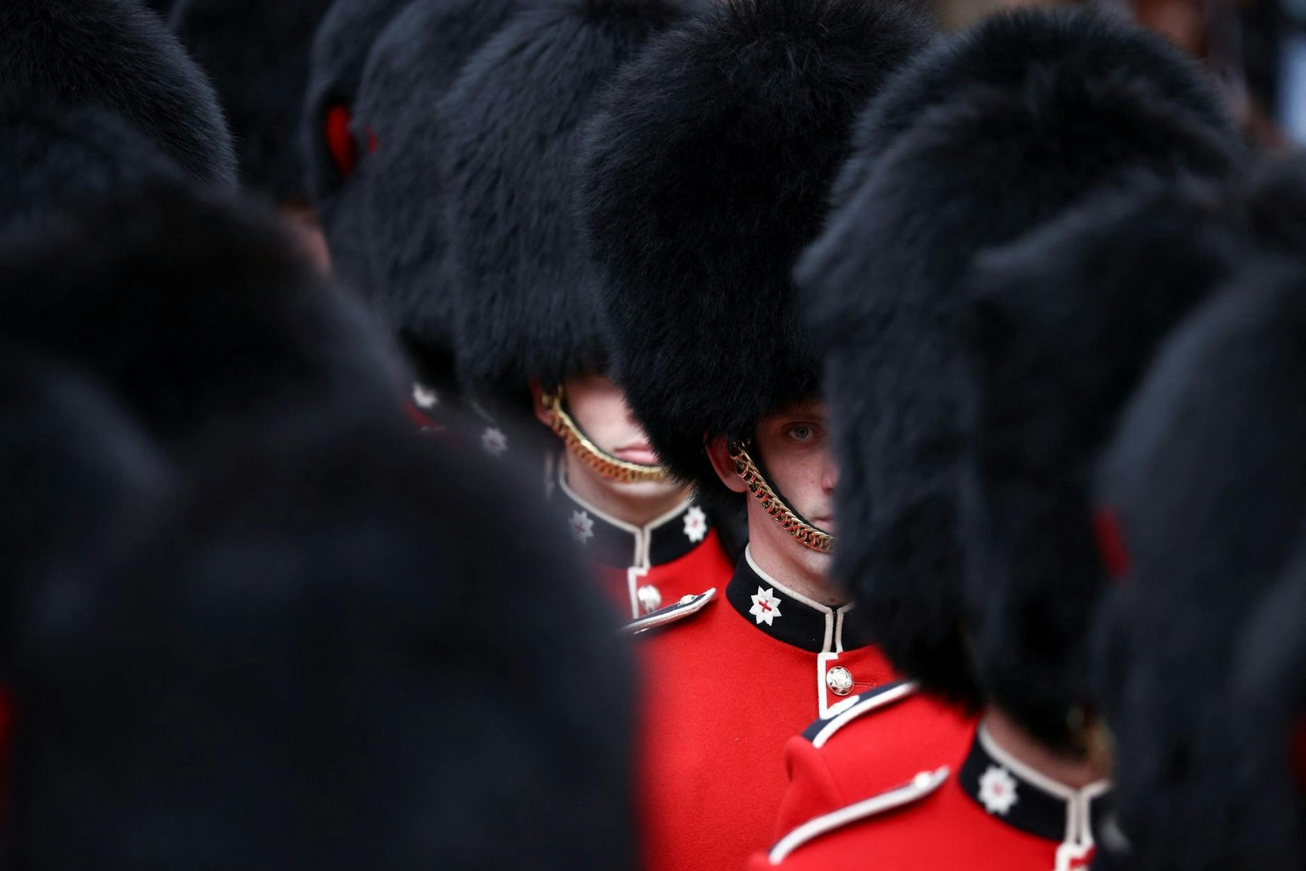 Mitglieder der Coldstream Guards stehen vor der St. Paul's Kathedrale.