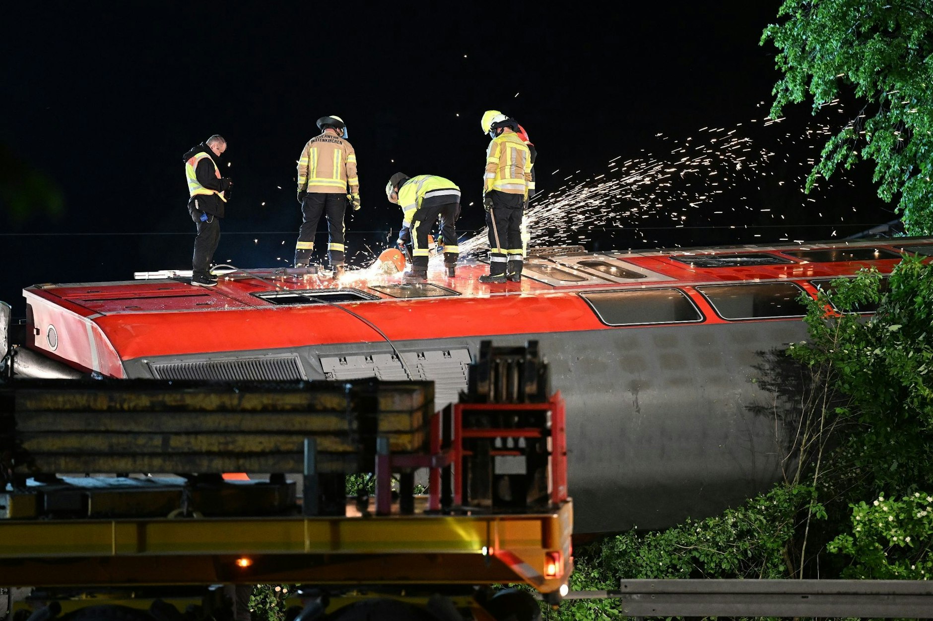 Zahlreiche Einsatz- und Rettungskräfte waren bis spät in der Nacht an der Unfallstelle im Einsatz. 