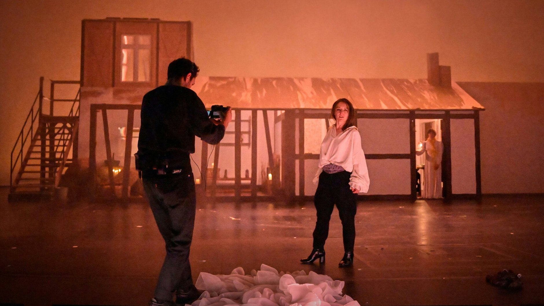 Marie Rosa Tietjen hält als Werther ihr Gesicht in die Live-Kamera.