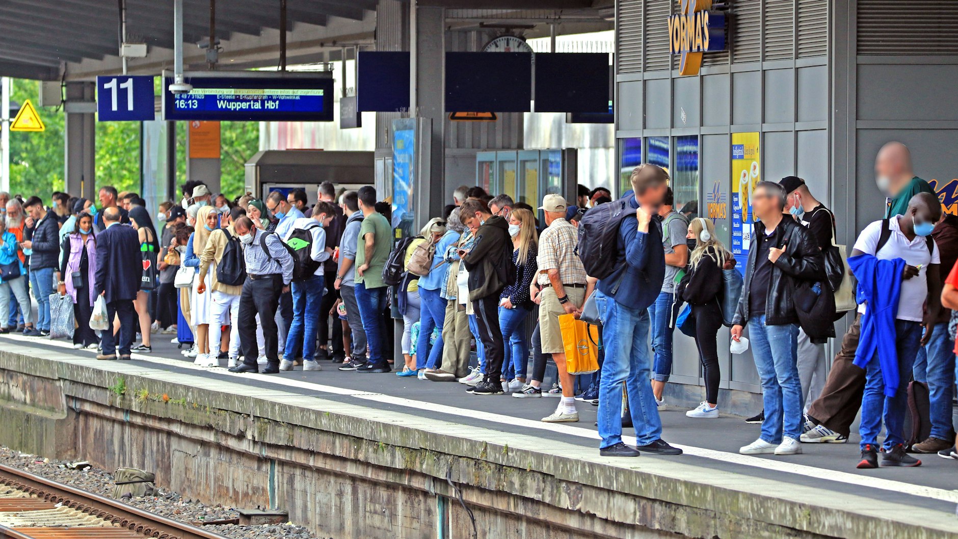 Auf vielen Bahnhöfen war schon am Freitag die Hölle los - über Pfingsten dürfte sich die Situation weiter zuspitzen.