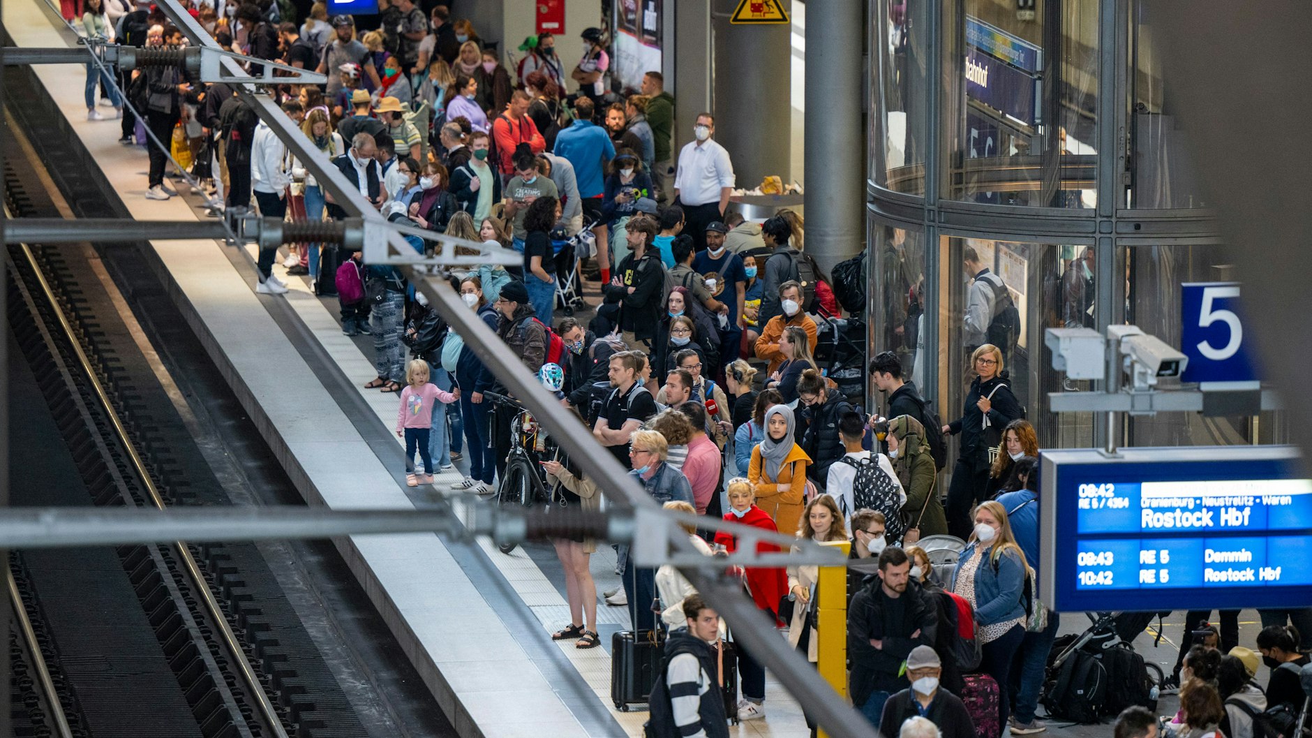 Unzählige Menschen warten im Berliner Hauptbahnhof auf den Regionalexpress nach Rostock.