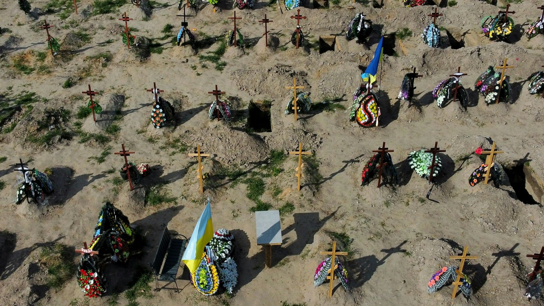 Friedhof mit Gräbern der während der russischen Besatzung ermordeten Einwohner von Butscha