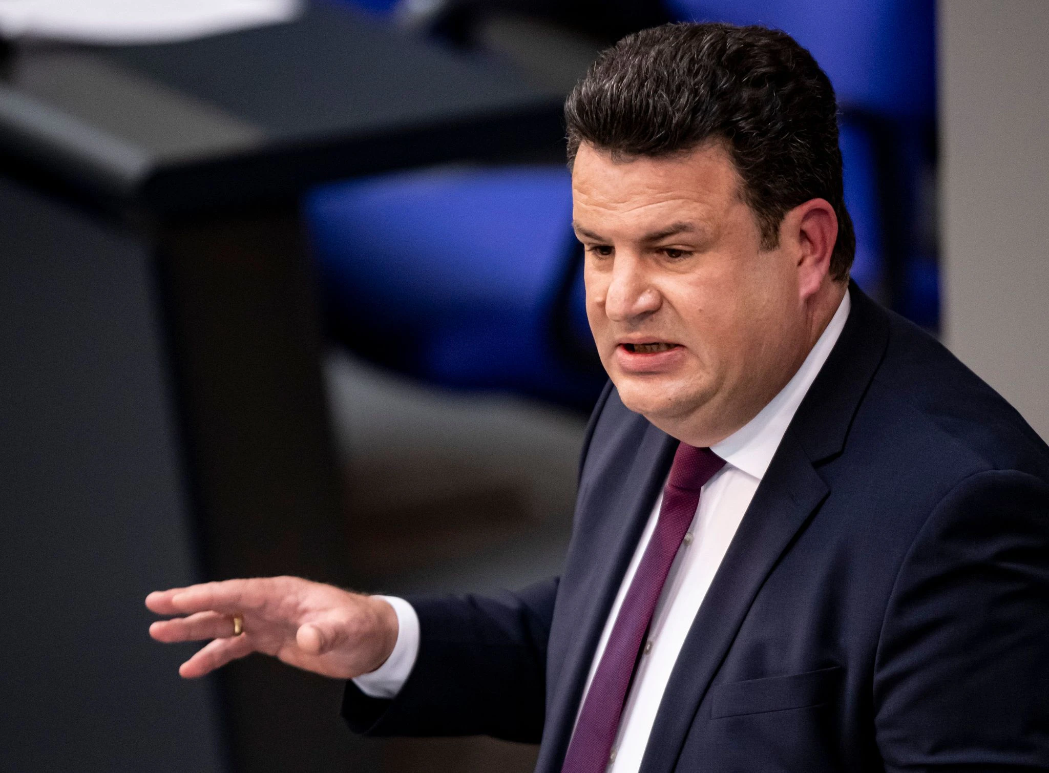 ARCHIV - Bundesarbeitsminister Hubertus Heil (SPD) spricht zum Tagesordnungspunkt «Mindestlohn - geringfügige Beschäftigung» im Bundestag.  