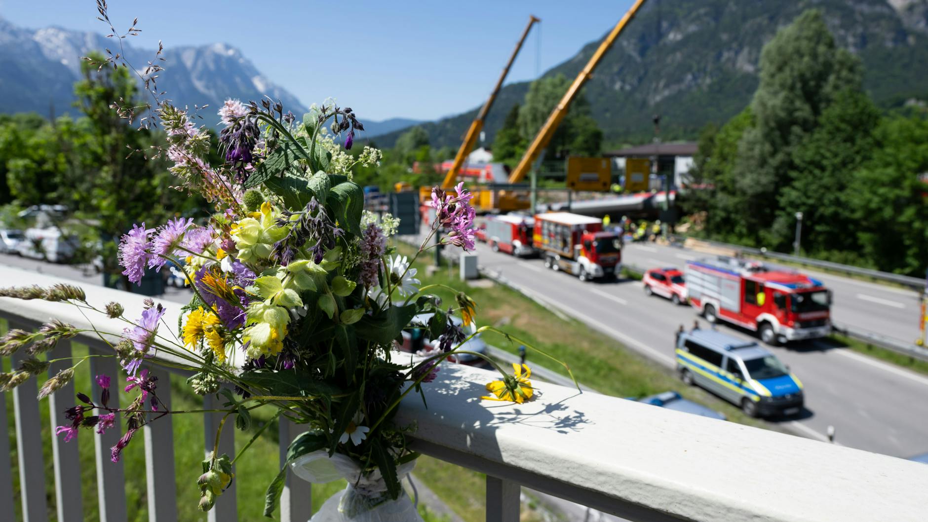 Menschen haben Blumen zum Unglücksort gebracht.