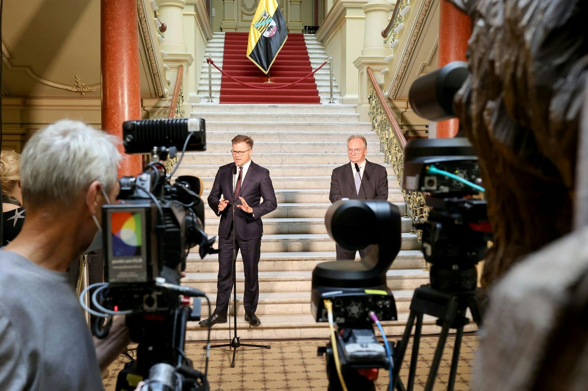 Der Ostbeauftragte Carsten Schneider (SPD, l) und Sachsen-Anhalts Ministerpräsident Reiner Haseloff (CDU) treten gemeinsam vor die Presse.