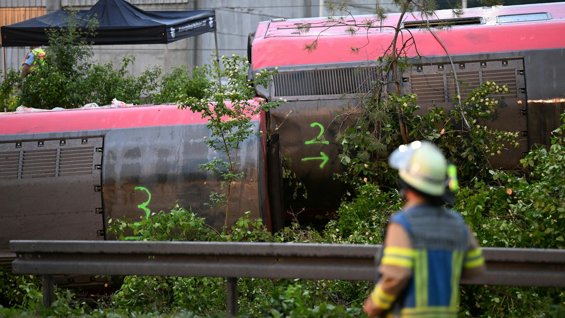 Ein Feuerwehrmann steht an der Unglücksstelle. Bei dem schweren Zugunglück in Garmisch-Partenkirchen entgleisten mehrere Waggons eines Regionalzuges.