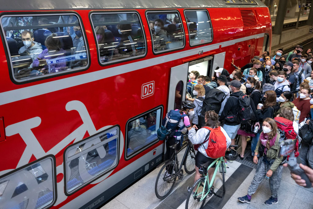 9-Euro-Ticket: Gedränge am Berliner Hauptbahnhof – Regionalzüge voll