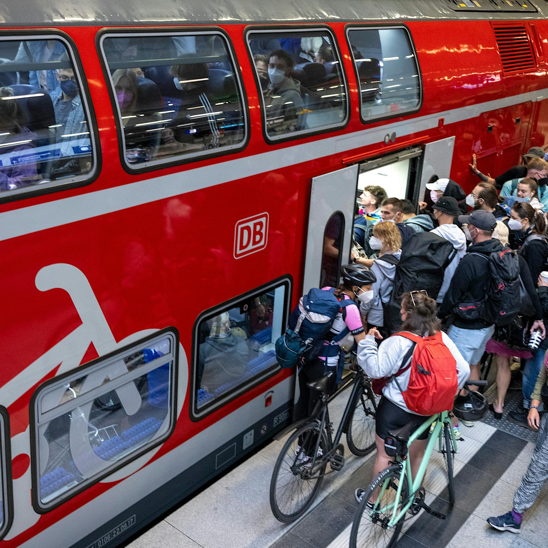 9-Euro-Ticket: Gedränge am Berliner Hauptbahnhof – Regionalzüge voll