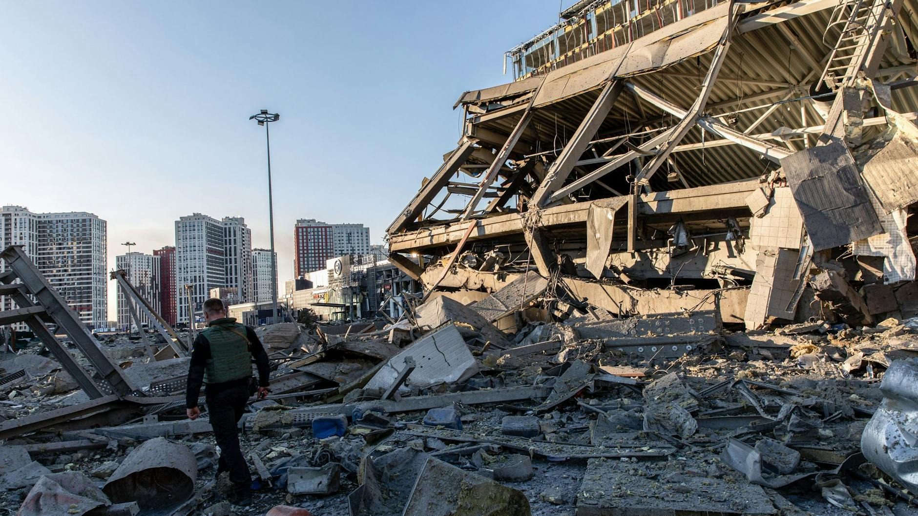 Zerstörungen in Kiew. Der ukrainische Präsidentenberater Mychajlo Podoljak hat sich erstmals zu einem möglichen Zeitpunkt für ein Kriegsende geäußert.