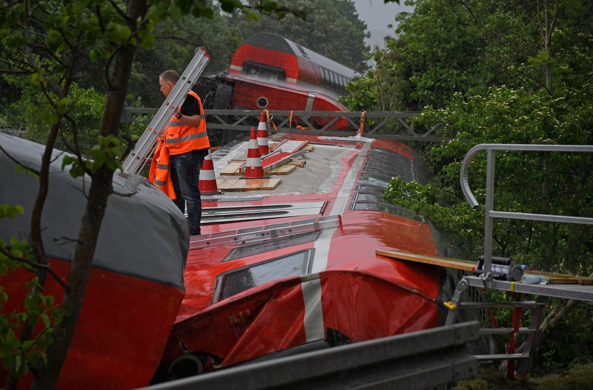 dpatopbilder - Der Zug war gegen Mittag auf dem Weg von Garmisch-Partenkirchen nach München, als mehrere Waggons entgleisten.  