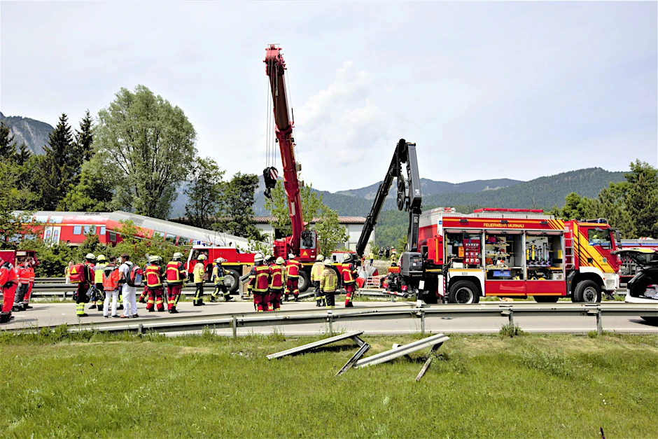 Zahlreiche Einsatz- und Rettungskräfte sind nach dem schweren Zugunglück im Einsatz.  nkirchner Tagblatt/dpa