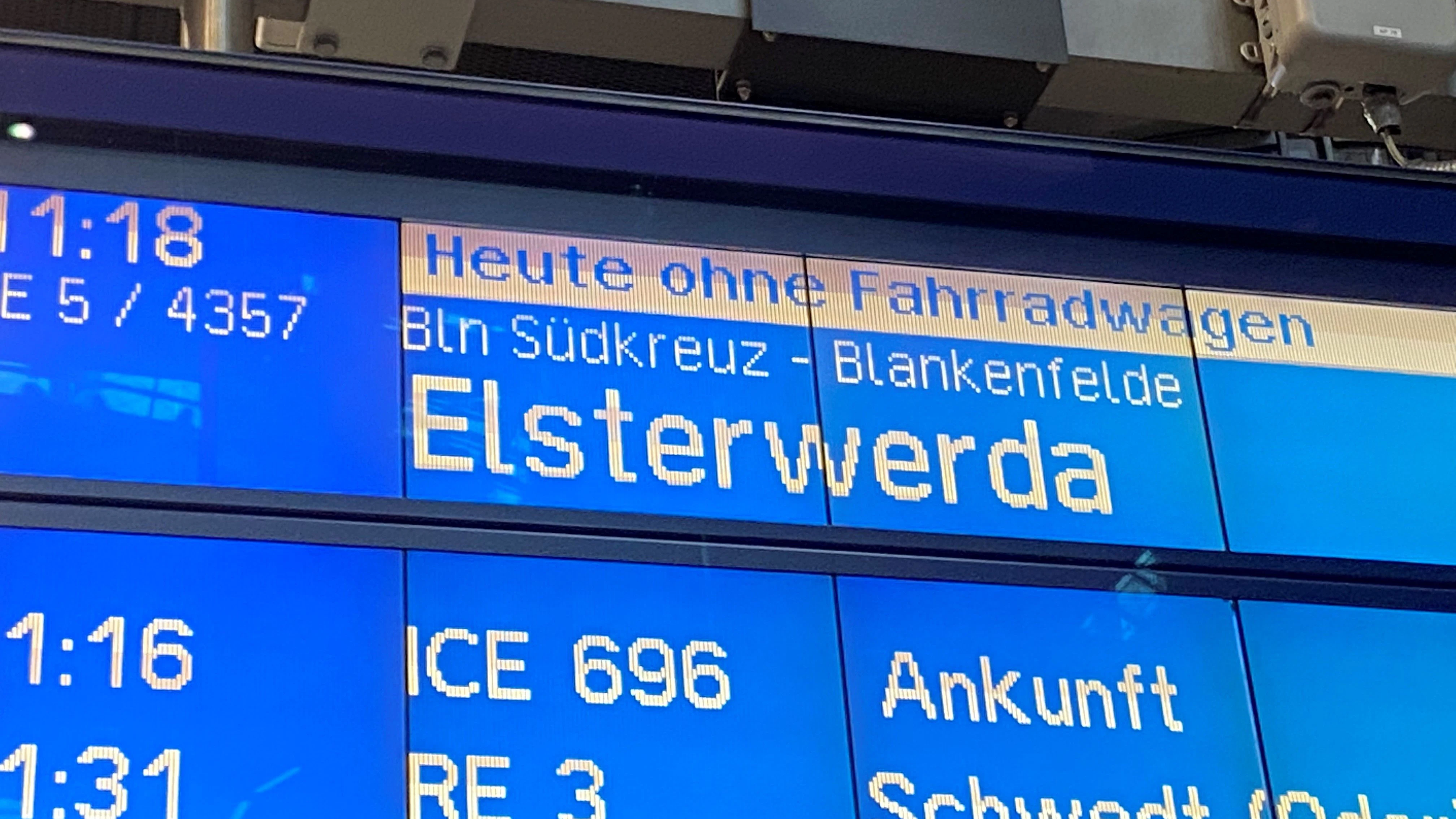 Auch das gab es am Pfingstsonnabend: Eine Anzeigetafel im Hauptbahnhof meldet, dass der Zug nach Elsterwerda heute ohne Fahrradwagen verkehrt. Reisende mit Velos müssen kleinere Mehrzweckabteile nutzen.