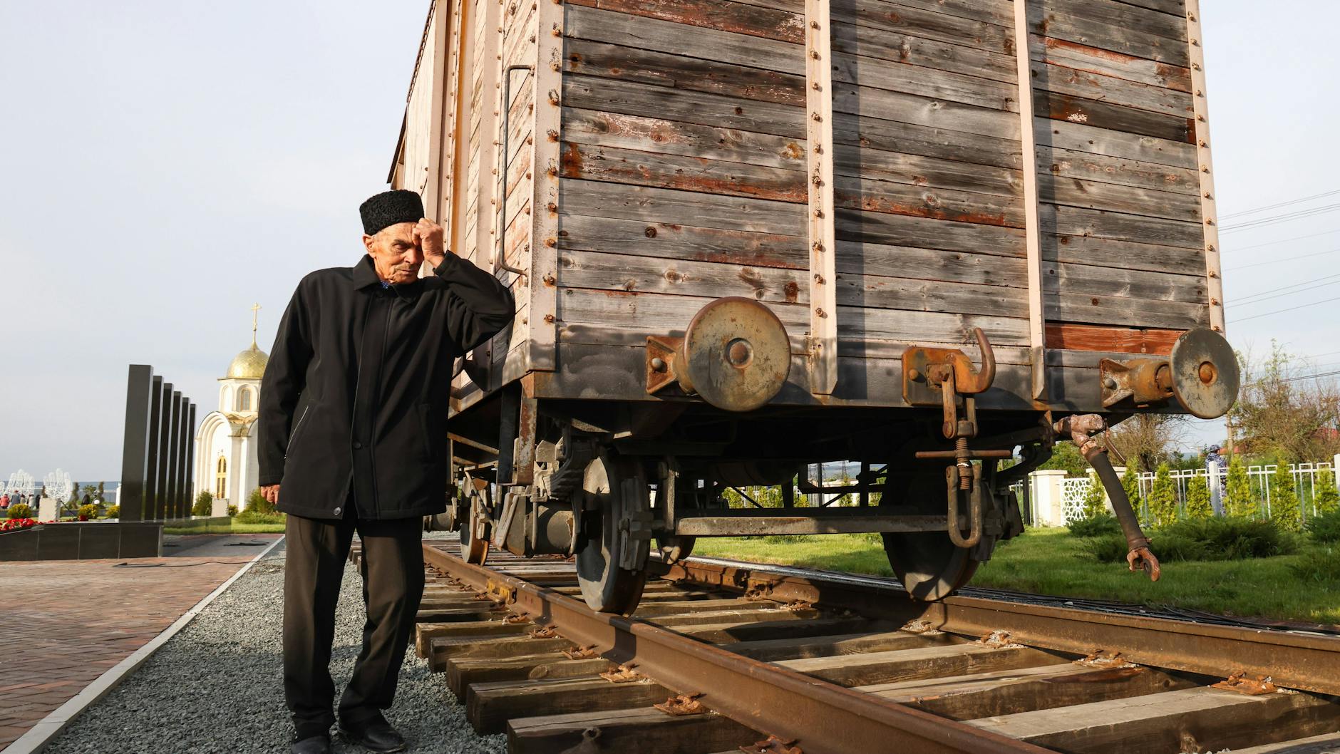 Auf der Krim leben heute wieder Krimtataren. 1944 ließ Stalin die Krimtataren von der Halbinsel deportieren. Dieses Denkmal in der Nähe von Bachtschyssaraj erinnert daran.
