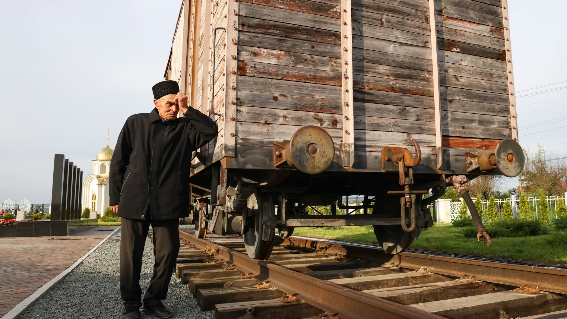 Auf der Krim leben heute wieder Krimtataren. 1944 ließ Stalin die Krimtataren von der Halbinsel deportieren. Dieses Denkmal in der Nähe von Bachtschyssaraj erinnert daran.
