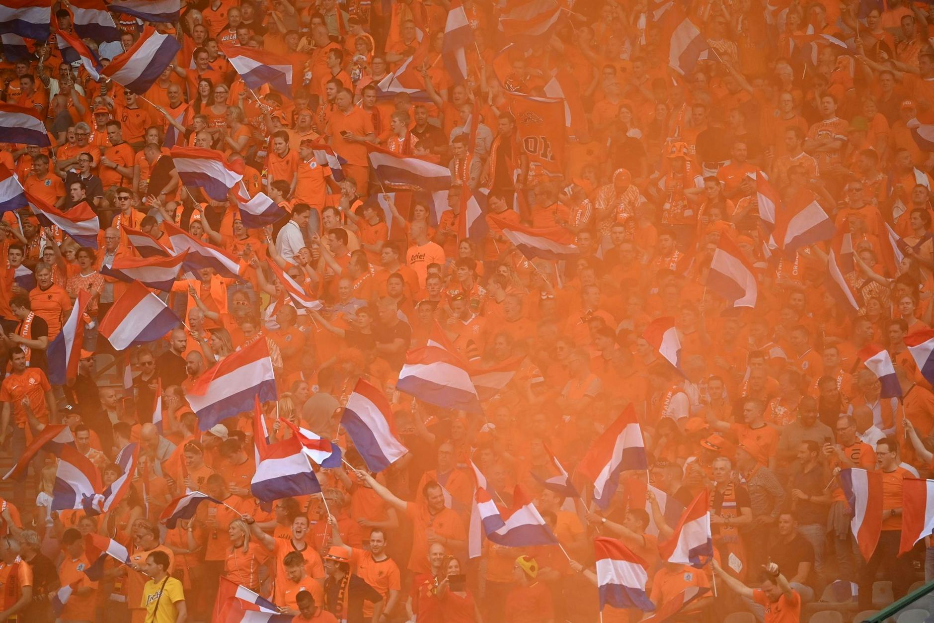 dpatopbilder - In der Nations League treffen Belgien und die Niederlande in Brüssel aufeinander. Niederländische Fans stehen in orangefarbenem Rauch und schwenken Fahnen.  