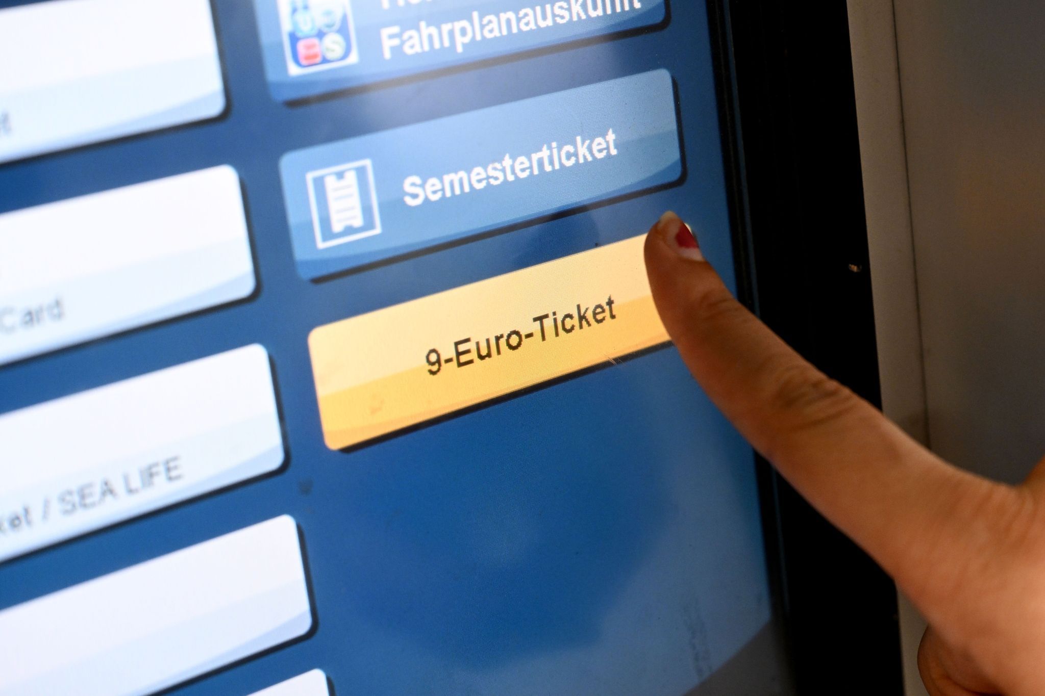 Image - Was für eine tolle Aktion: Jetzt werden 9-Euro-Tickets verschenkt – an Menschen, die es sich nicht leisten können! SO kommen Sie ran