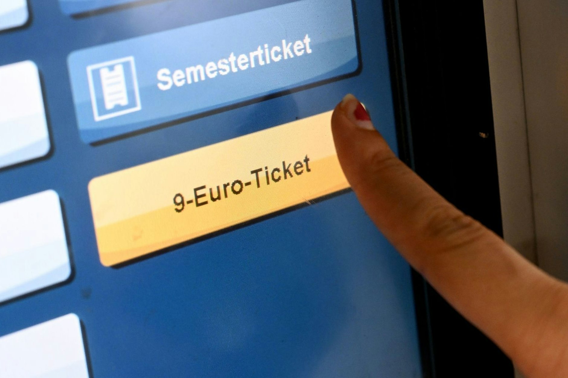 Das 9-Euro-Ticket ist günstig - dennoch kann es sich nicht jeder leisten. Die Twitter-Aktion #Ticketpaten soll aber auch ärmeren Menschen die Nutzung ermöglichen.