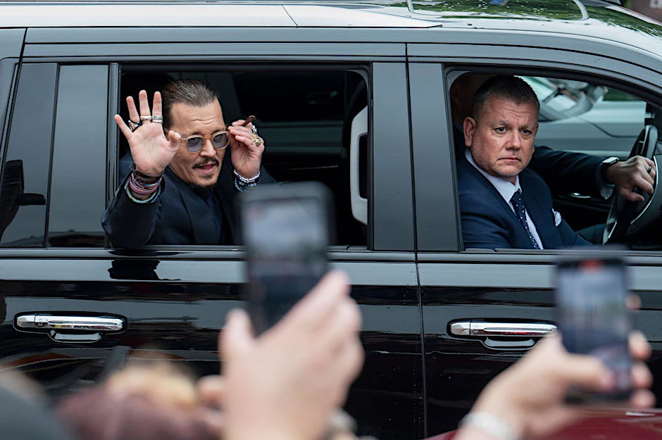 Johnny Depp winkt seinen Fans, als er zum Gericht fährt.