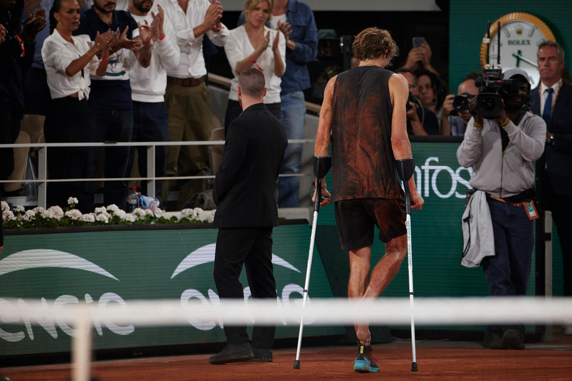 Auf Krücken kehrte Alexander Zverev zurück und gratulierte seinem Gegner.