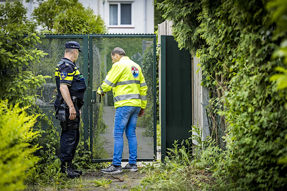 Polizisten stehen an einem Tor bei der Wiederaufnahme der Suche nach dem vermissten Jungen.