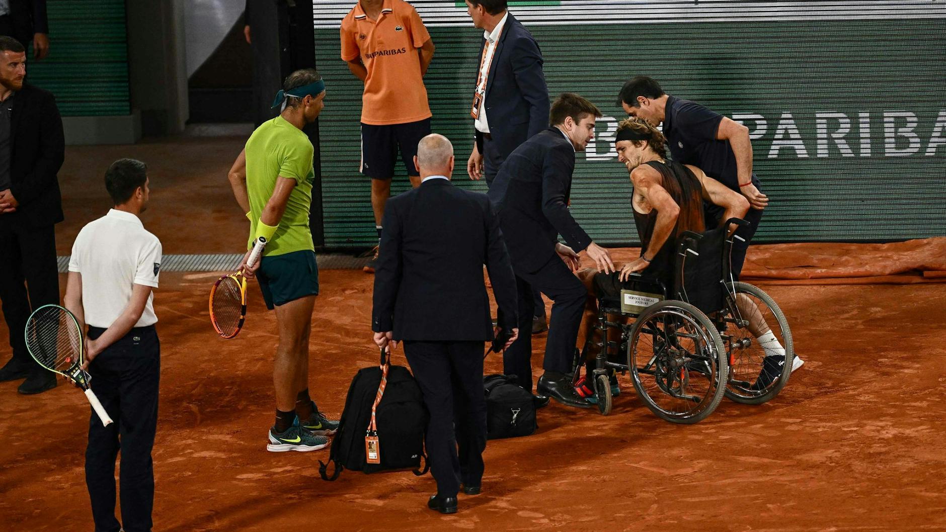 Im Rollstuhl wurde Zverev vom Platz gebracht.