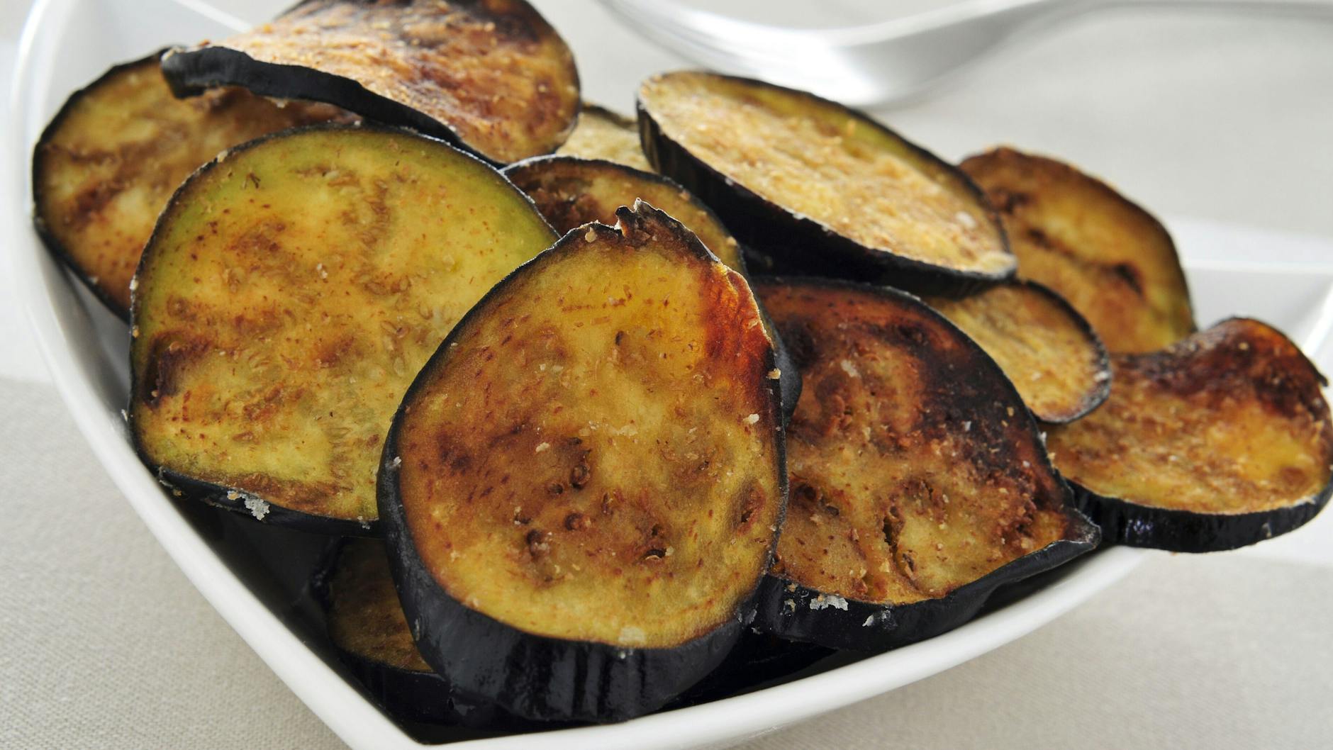 Nach dem Marinieren muss die dünn aufgeschnittene Aubergine noch in den Ofen.