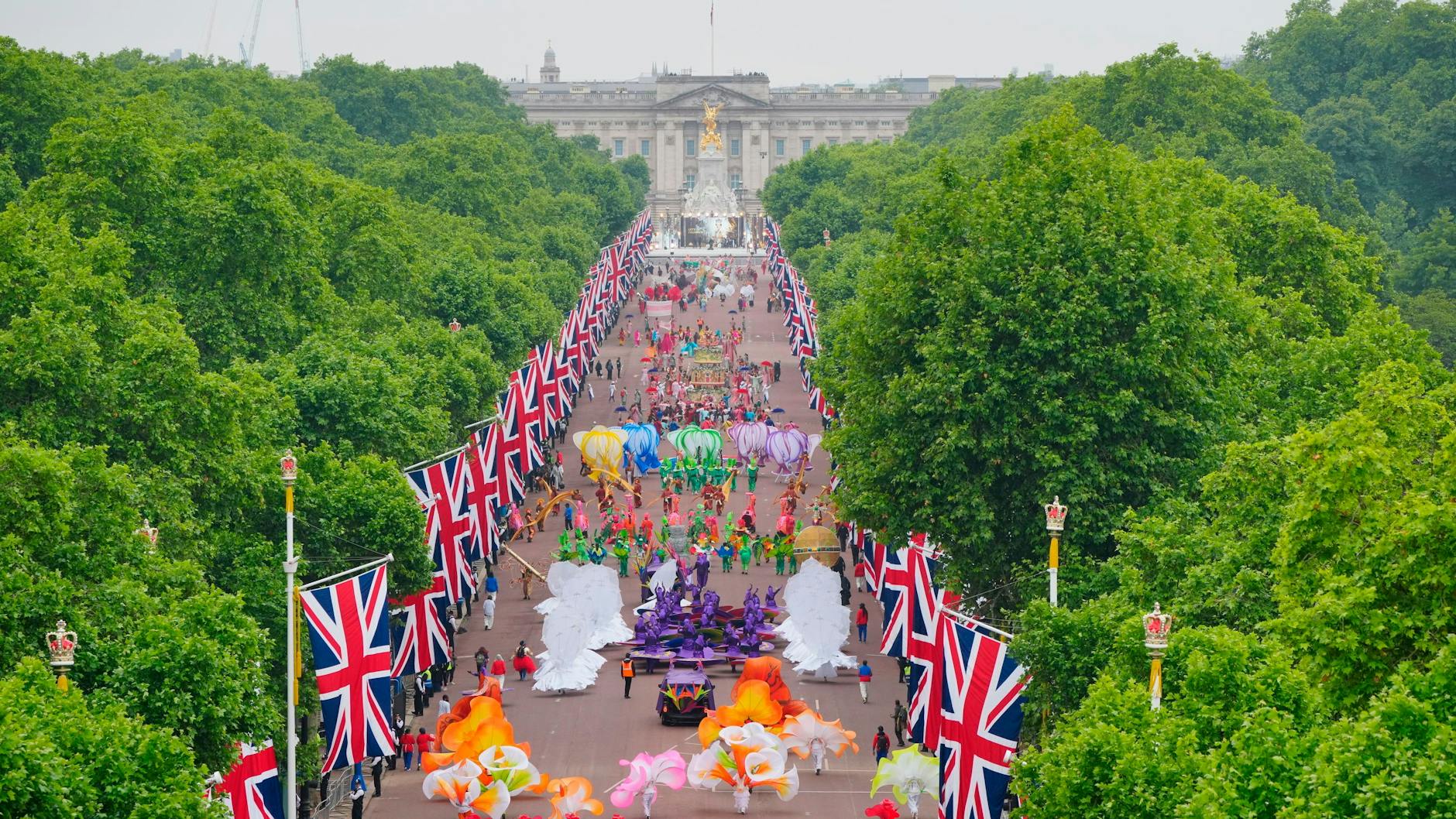 Die Parade während der Platin-Jubiläumsfeier vor dem Buckingham-Palast.