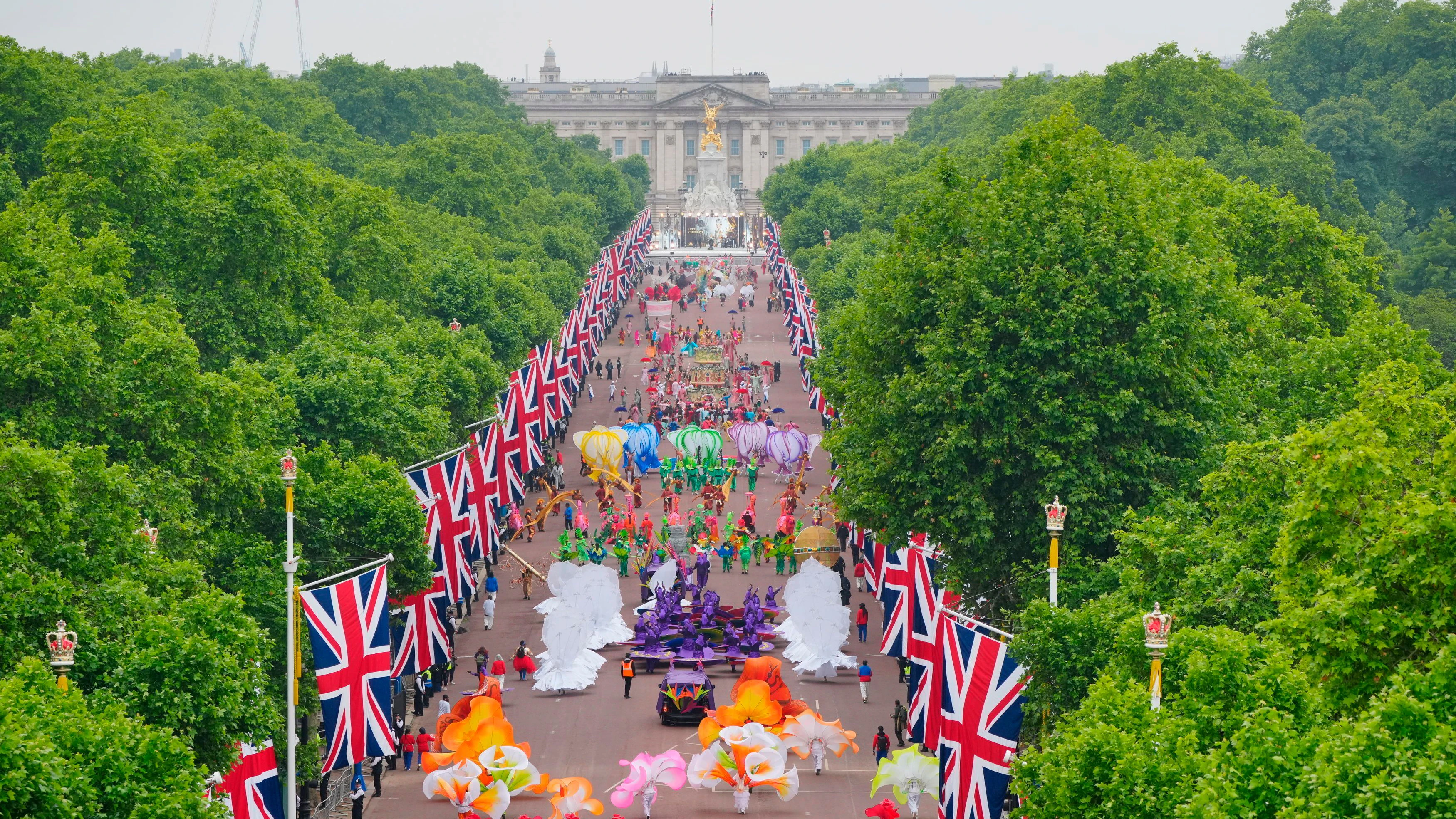 Die Parade während der Platin-Jubiläumsfeier vor dem Buckingham-Palast.