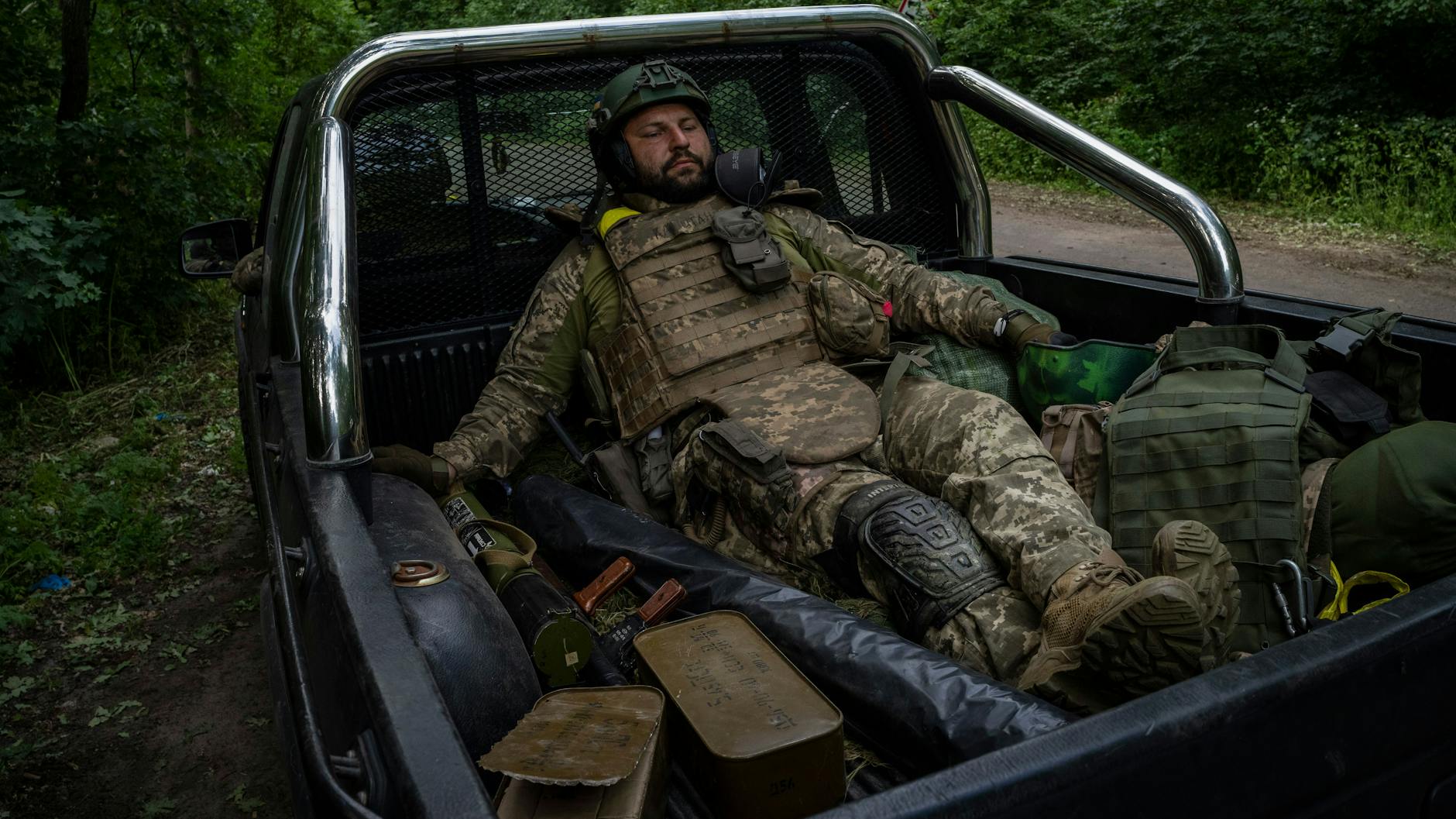 Ein ukrainischer Soldat pausiert am Wegesrand.