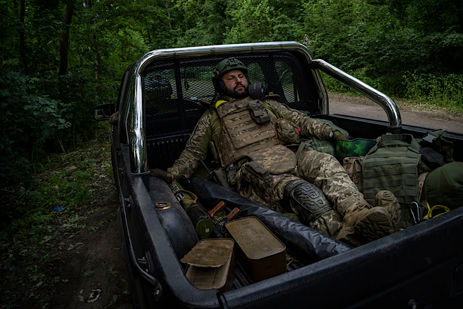 Ein ukrainischer Soldat pausiert am Wegesrand.