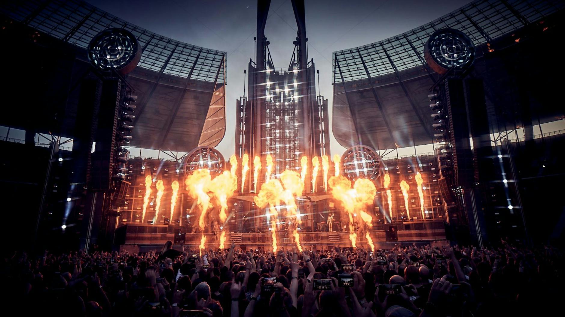 Die Band Rammstein trat im Olympiastadion in Berlin auf.
