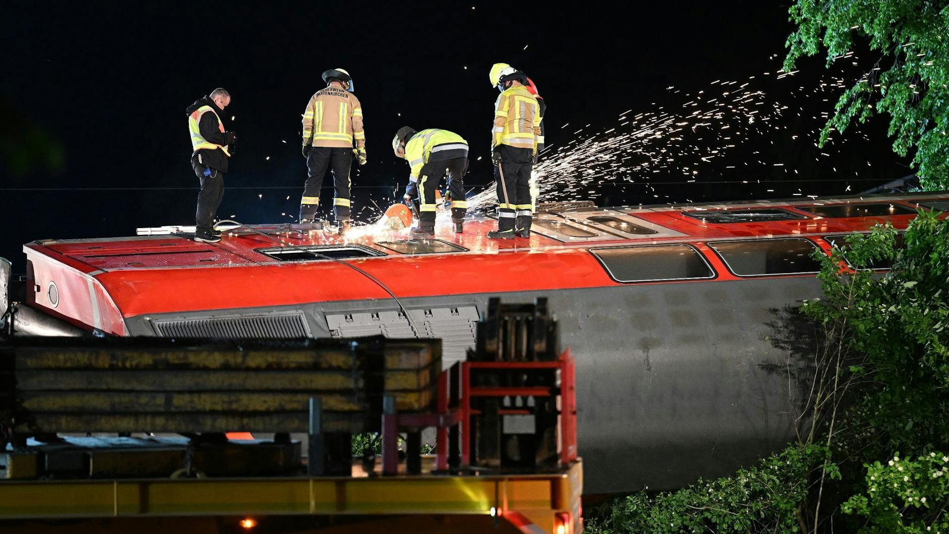 Auch in der Nacht gehen die Arbeiten weiter.