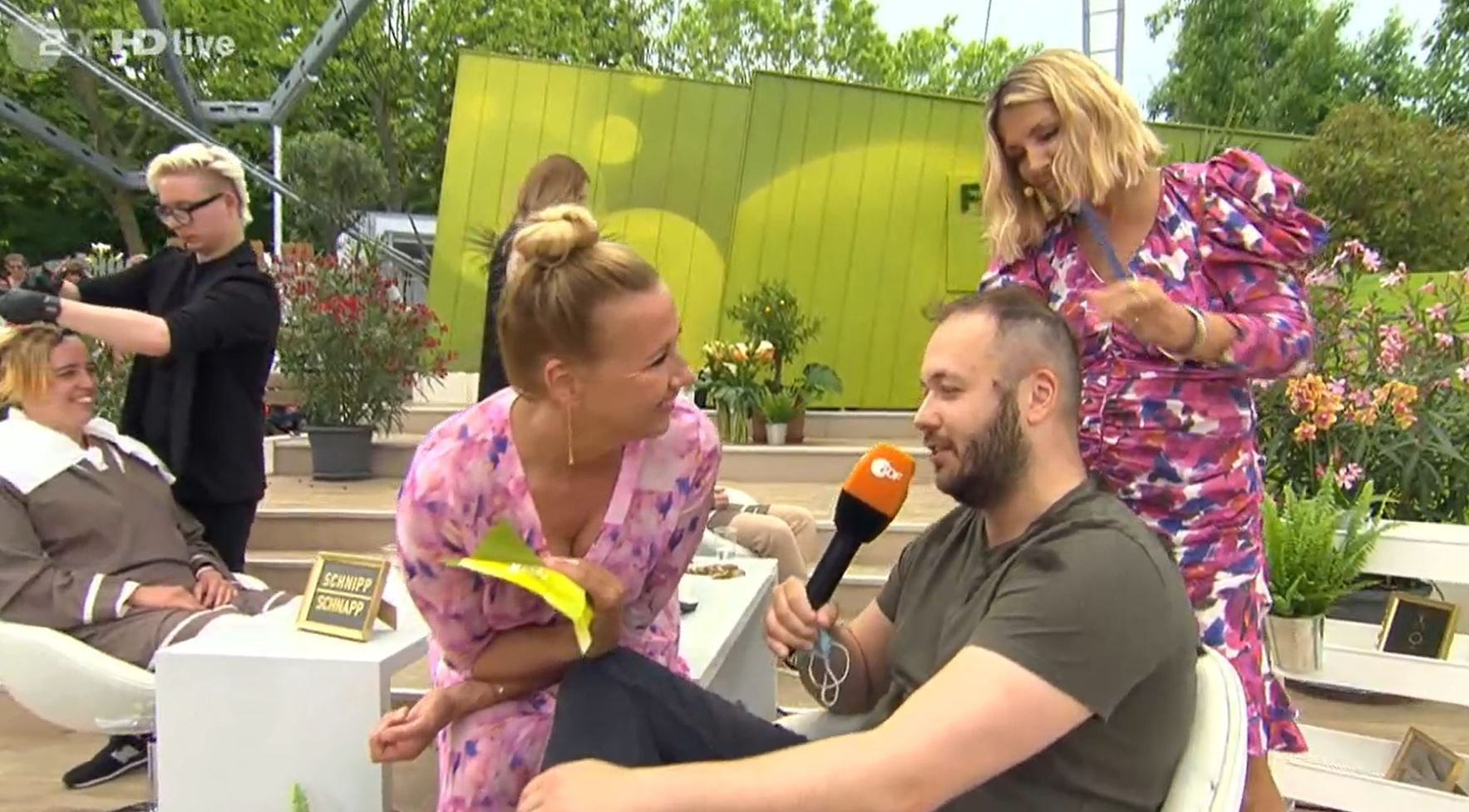 Junggesellenabschied im ZDF-Fernsehgarten: Angetrunkener Gast lässt sich Glatze schneiden und lästert live über Andrea Kiewels Show!