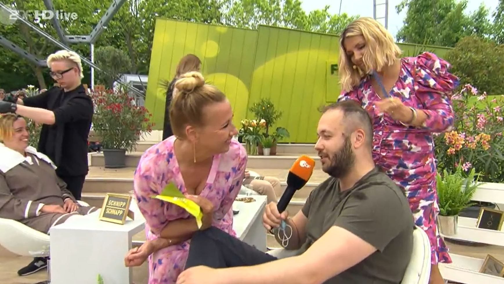 Andrea Kiewel, Fernsehgarten-Friseurin Hatice und der Kandidat, der nicht freiwillig in der Show war.