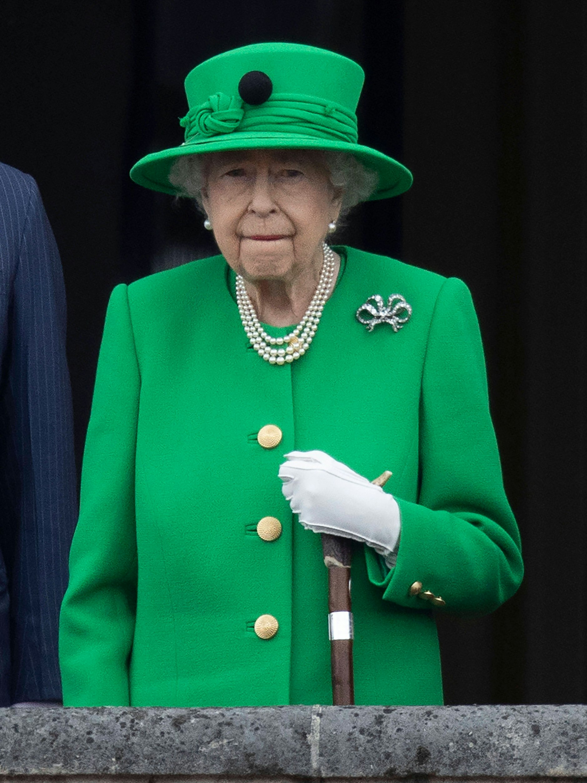 Sichtlich gerührt: Die Königin trug Mantel und Hut in Grün.