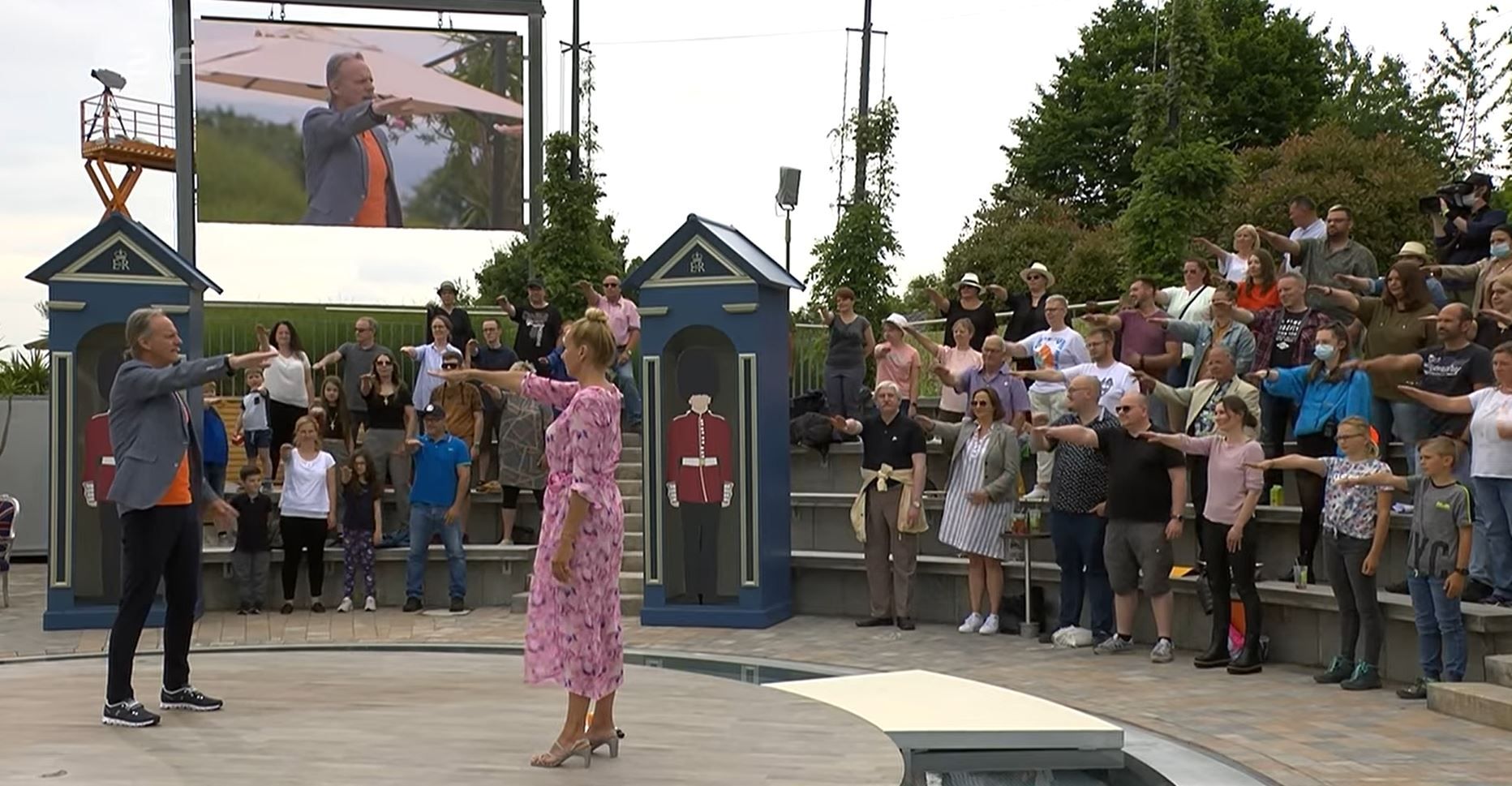 Image - Wahnsinn im ZDF-Fernsehgarten: Fans schockiert über irre Hitlergruß-Szene und Andrea Kiewels Vielfliegerei!