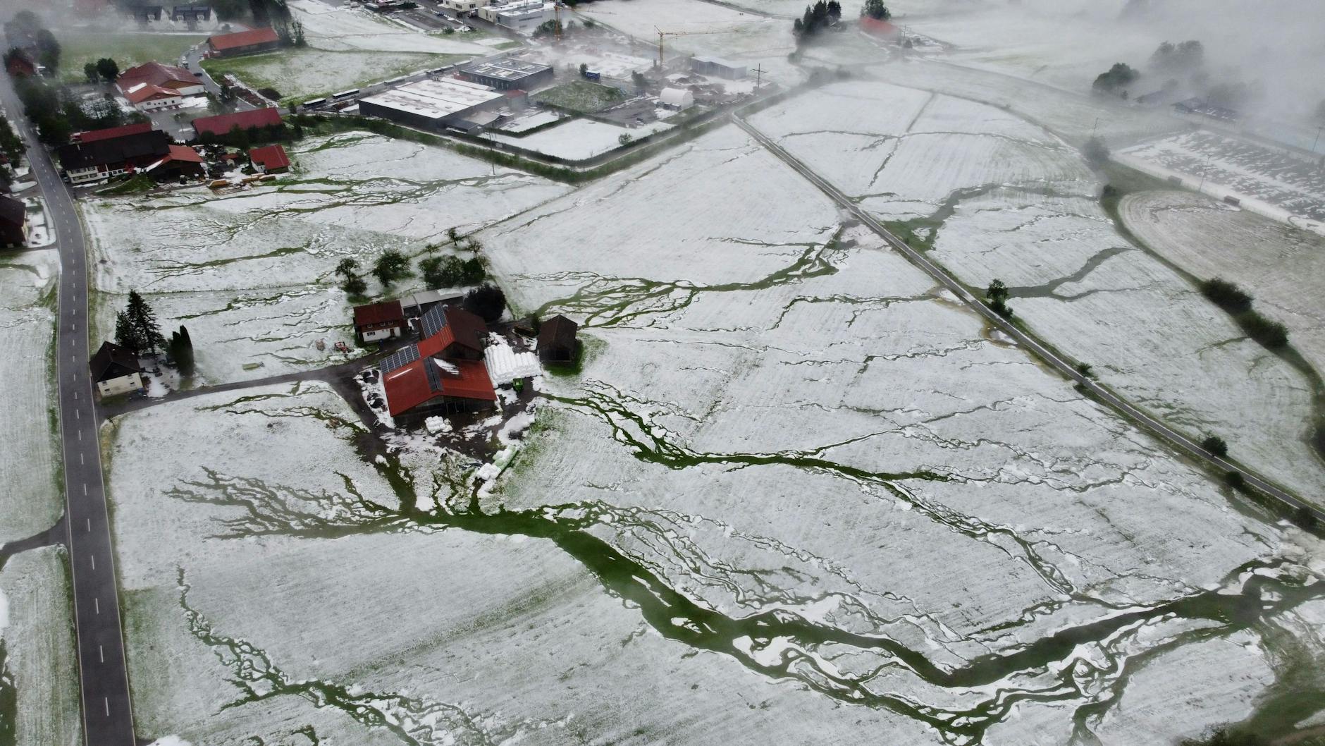 Weiler im Allgäu versinkt im Hagel-Winter.