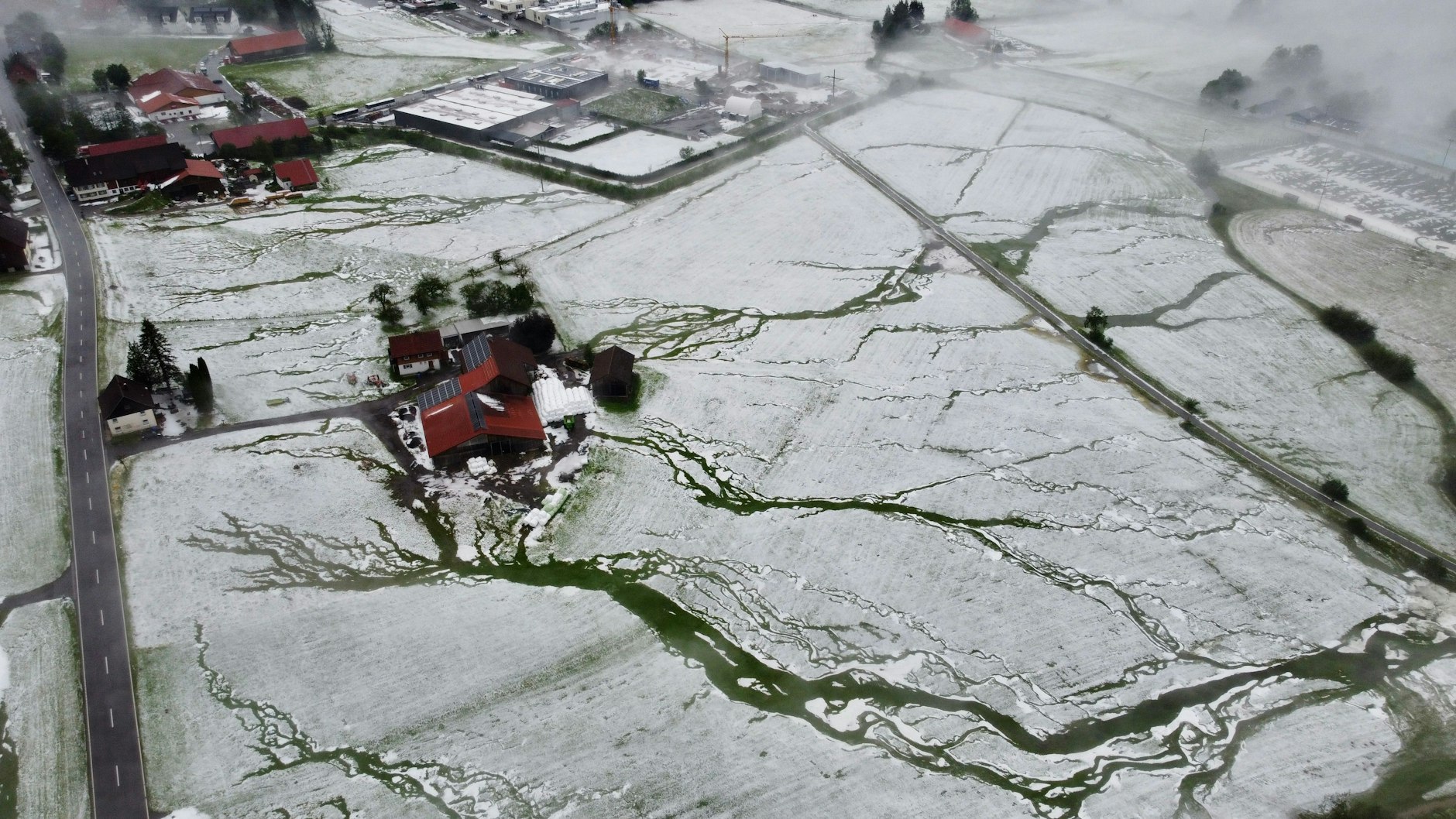Weiler im Allgäu versinkt im Hagel-Winter. 