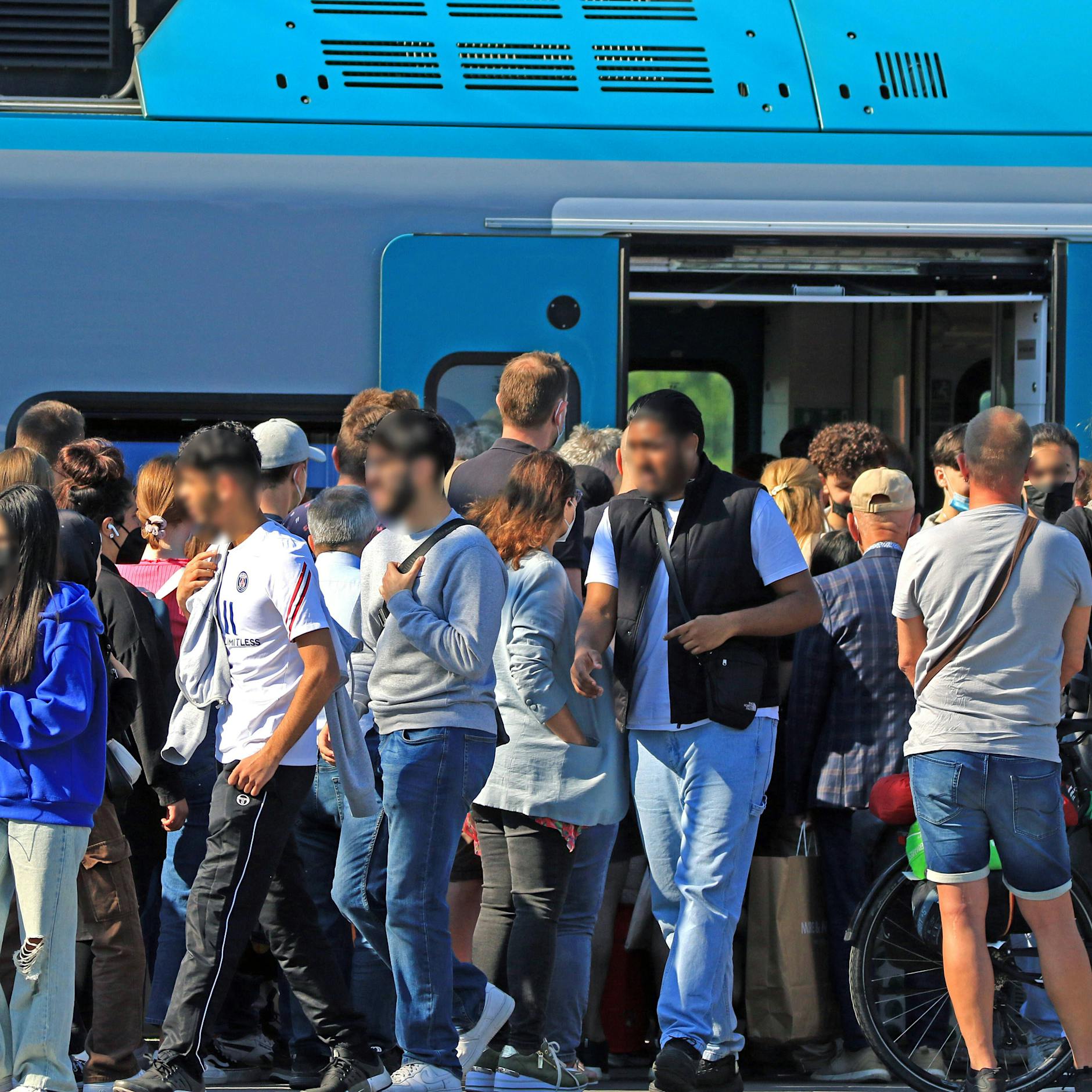 Gedrängel auf dem Bahnsteig, Verspätungen, überfüllte Züge: 9-Euro-Ticket sorgt für Chaos bei der Bahn – mehrere Züge in Richtung Ostsee geräumt!