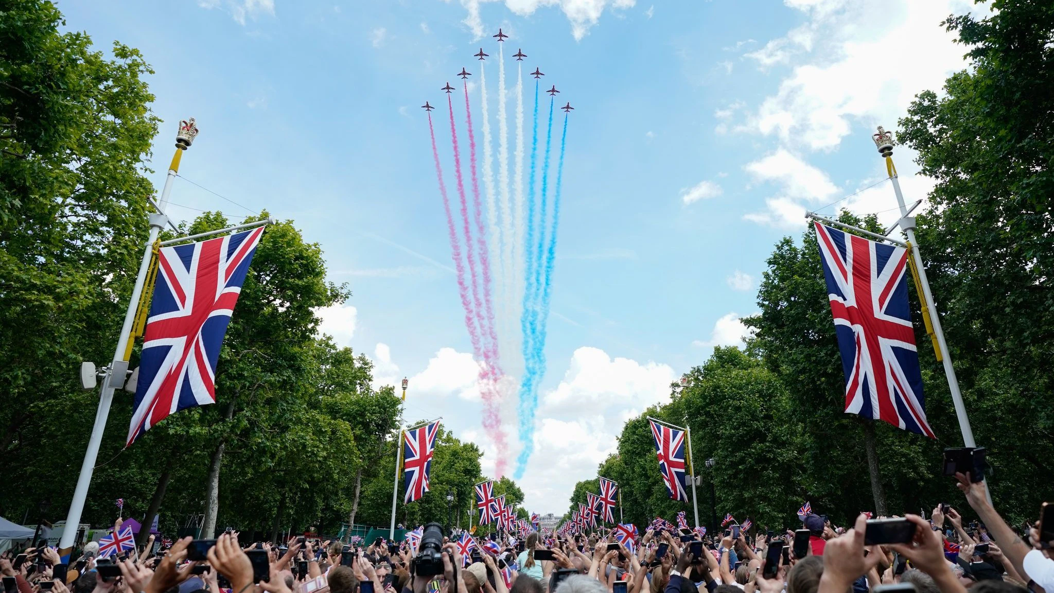 Jets der Red Arrows (Rote Pfeile) überfliegen zum Abschluss die Geburtstagsparade der Queen.