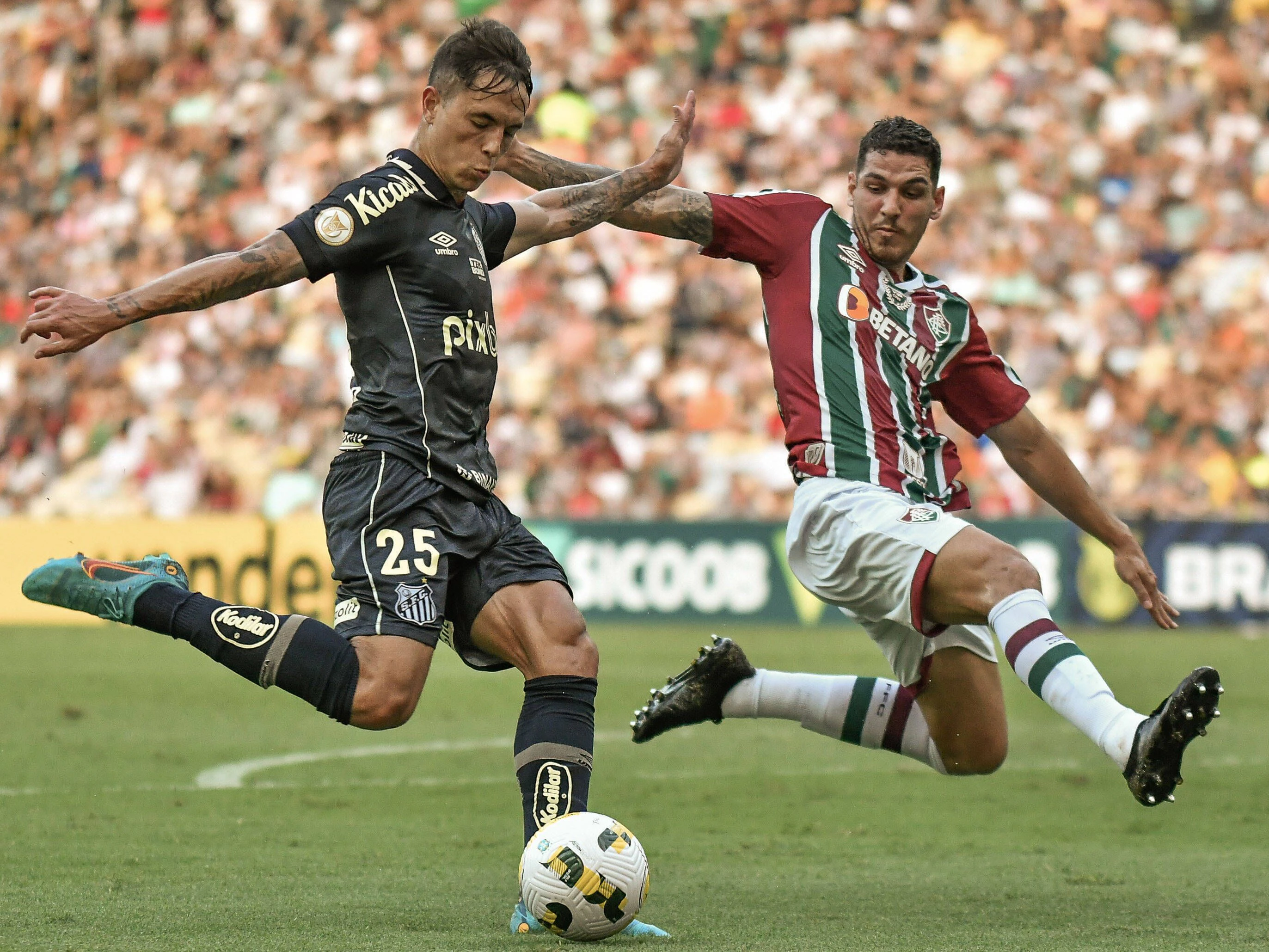 Vinicius Zanocelo (l., 21) spielt derzeit beim FC Santos und soll bei mehreren Klubs in Europa auf dem Zettel stehen, auch bei Hertha BSC.