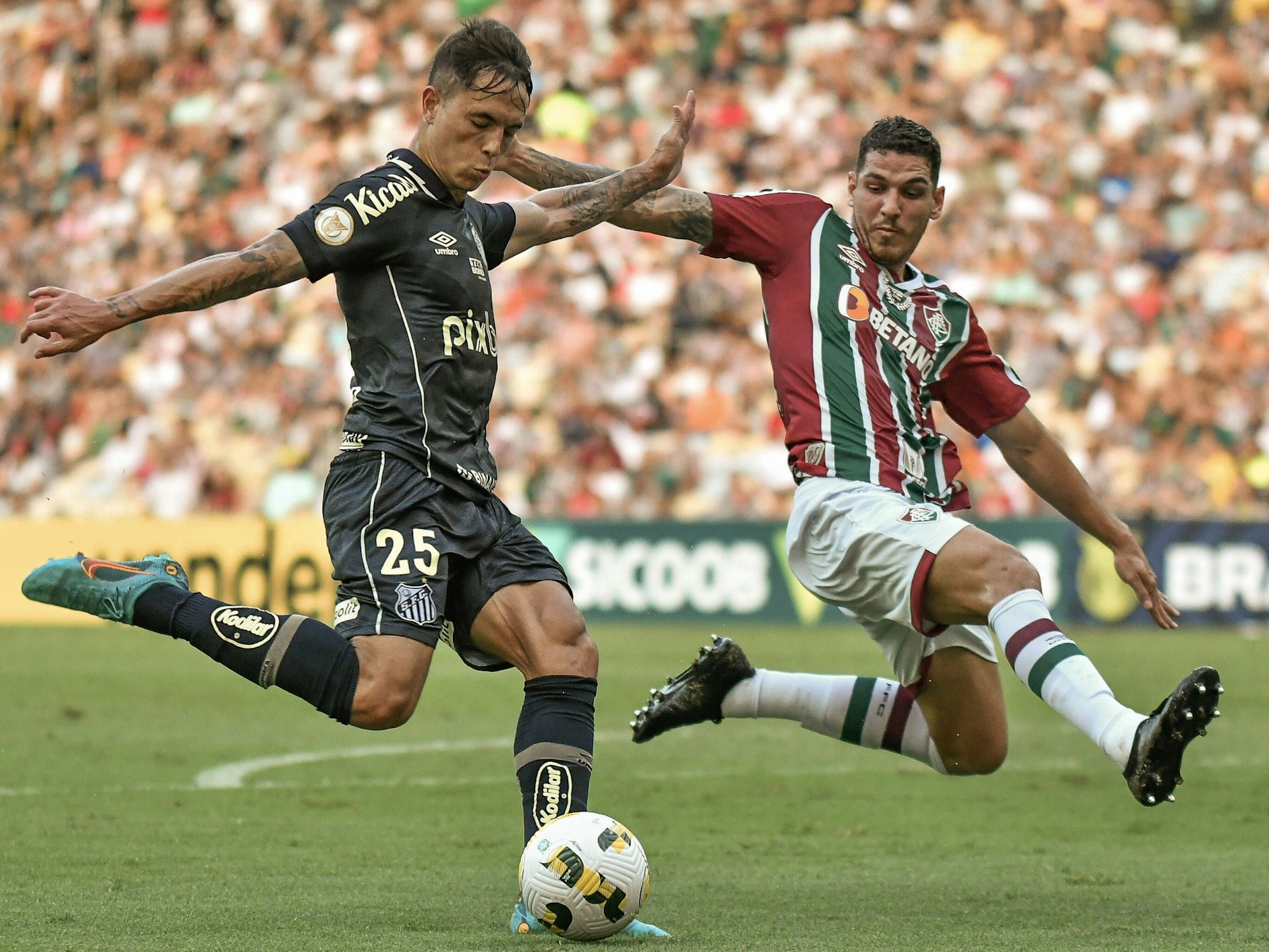 Vinicius Zanocelo (l., 21) spielt derzeit beim FC Santos und soll bei mehreren Klubs in Europa auf dem Zettel stehen, auch bei Hertha BSC.