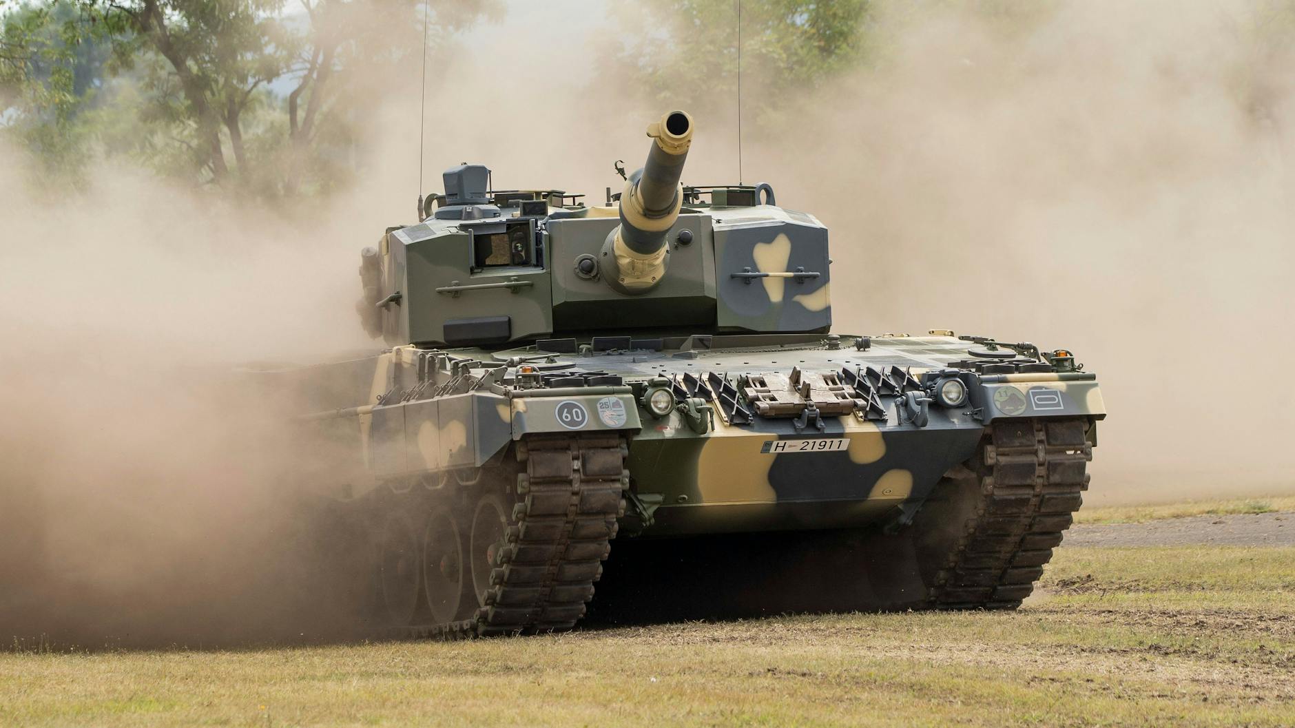 Ein Panzer vom Typ Leopard 2 A4 wird auf einem Übungsgelände getestet.