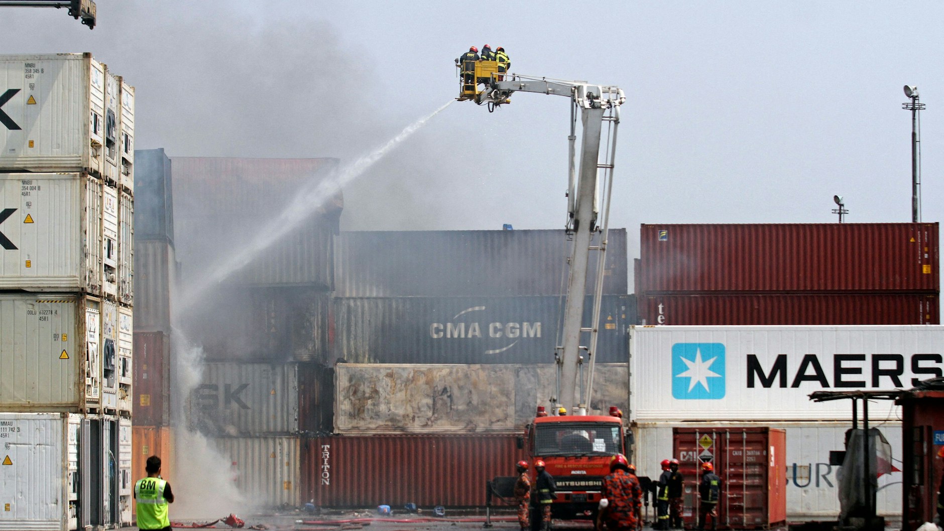 Die Löscharbeiten am Hafen von Chittagong dauerten am Sonntag noch an.