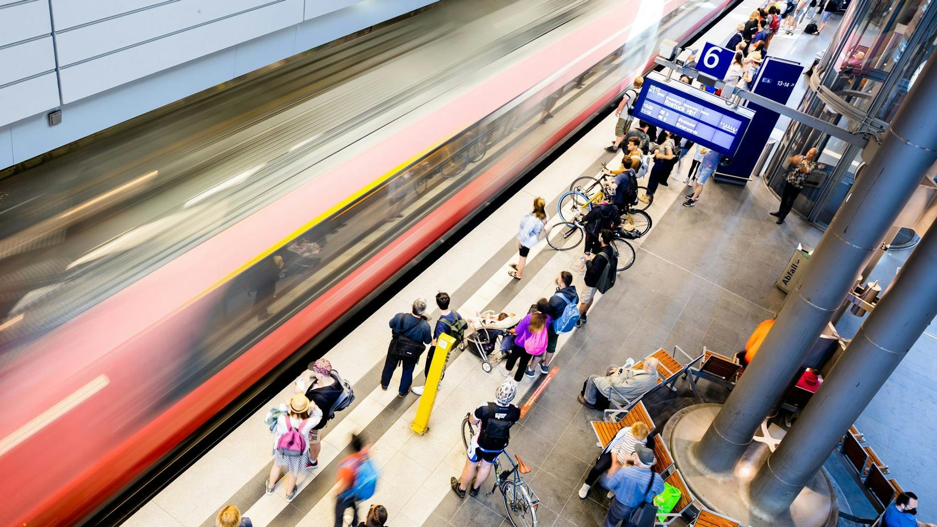 Der Regionalexpress nach Rostock fährt am Berliner Hauptbahnhof ein.