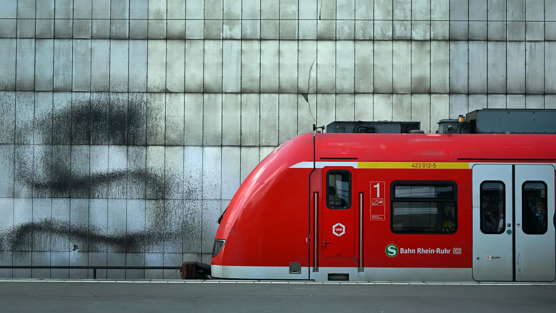 Eine Regionalbahn steht in einem Bahnhof.