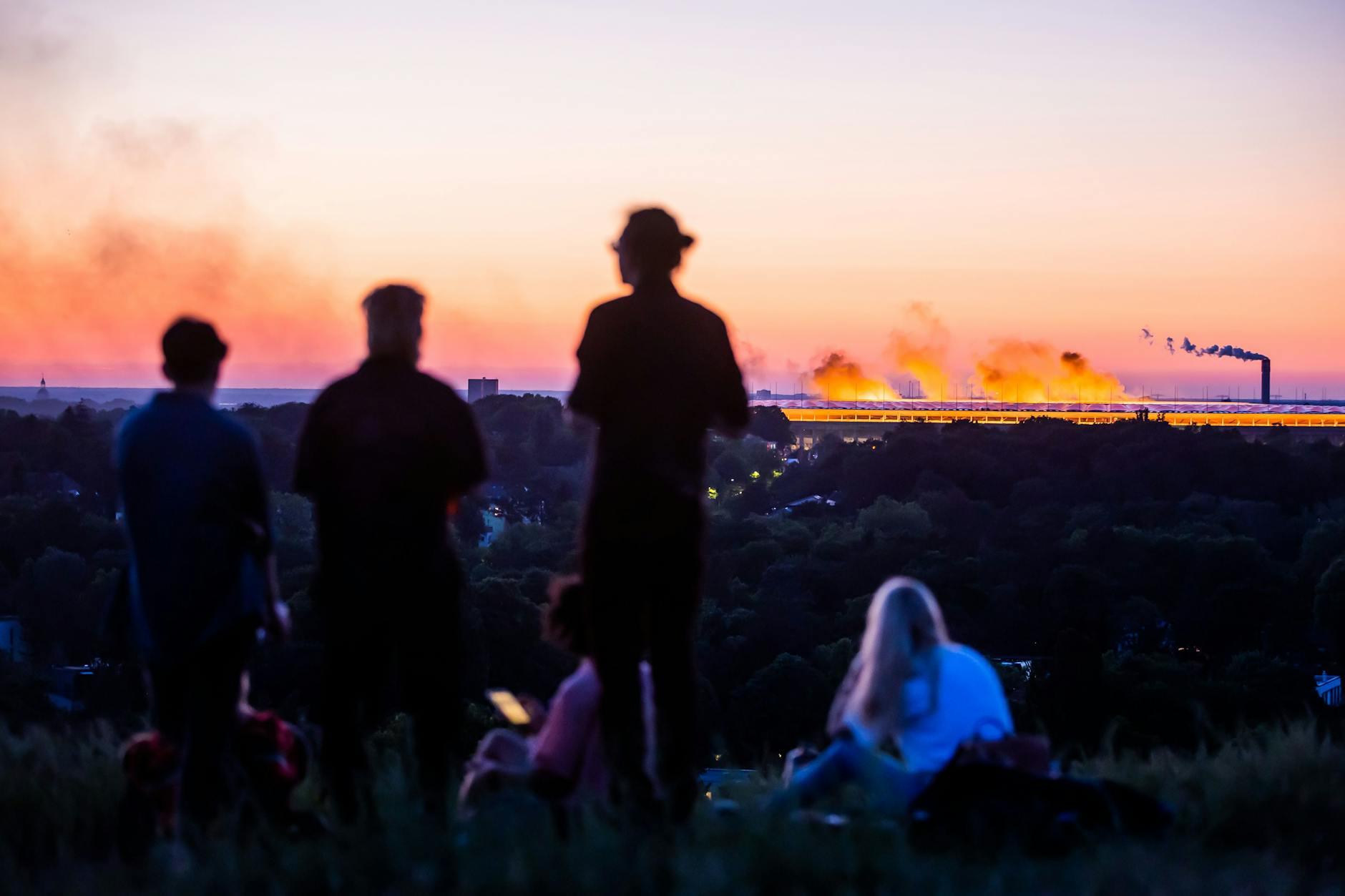 Rauch steigt über dem Olympiastadion in Berlin auf.