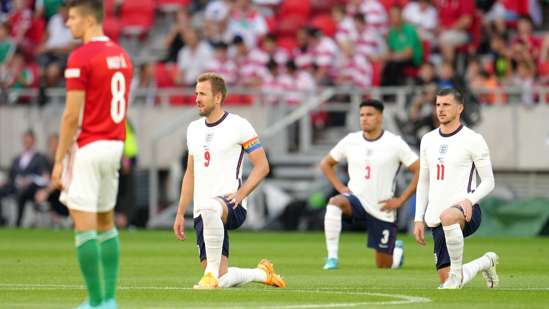 Harry Kane und seine England-Kollegen wurden während ihres Kniefalls von den Fans in Ungarn ausgebuht.