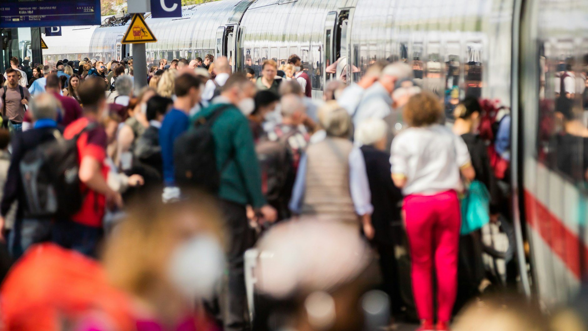 9-Euro-Ticket: Viel los am Berliner Hauptbahnhof! 