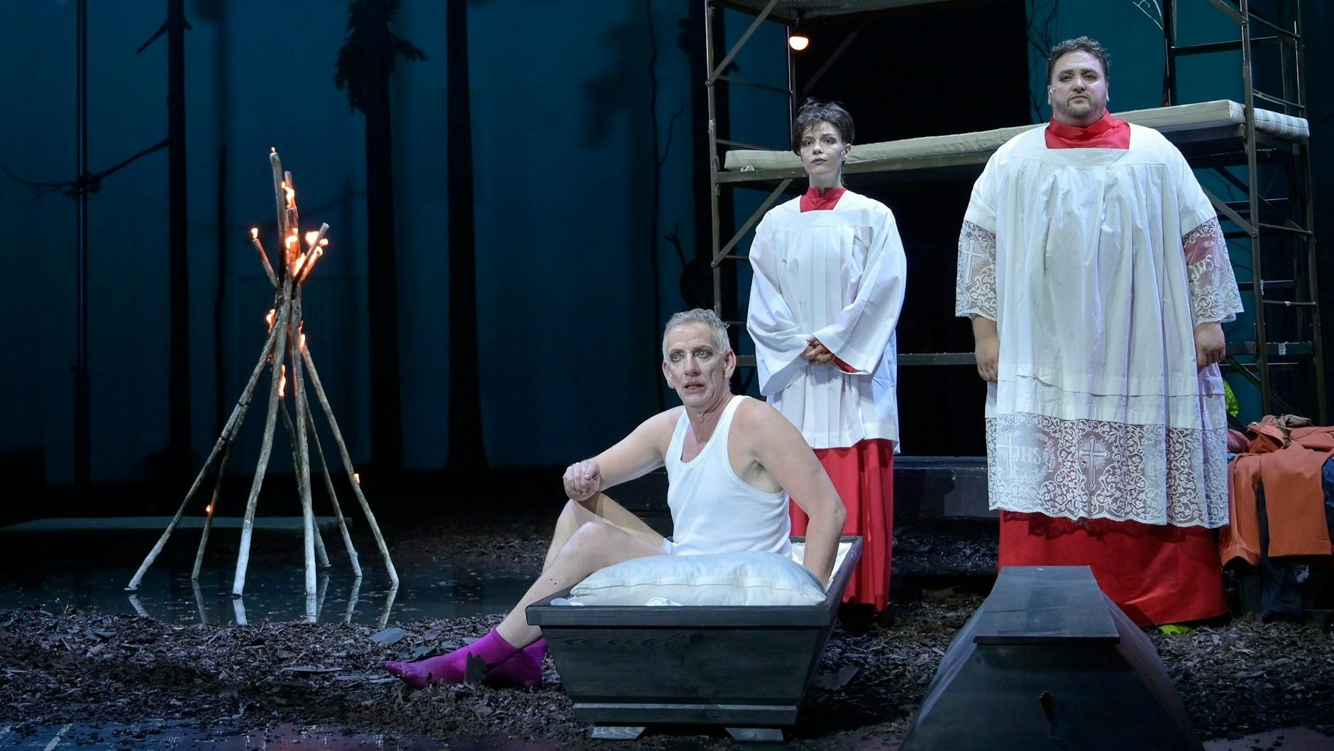 Vor dem Tod kommt der Text. Szene aus „Auslöschung. Ein Zerfall“ von Thomas Bernhard, inszeniert von Karin Henkel, auf dem Bild: Bernd Moss, Linn Reusse und Daniel Zillmann (v. l.).